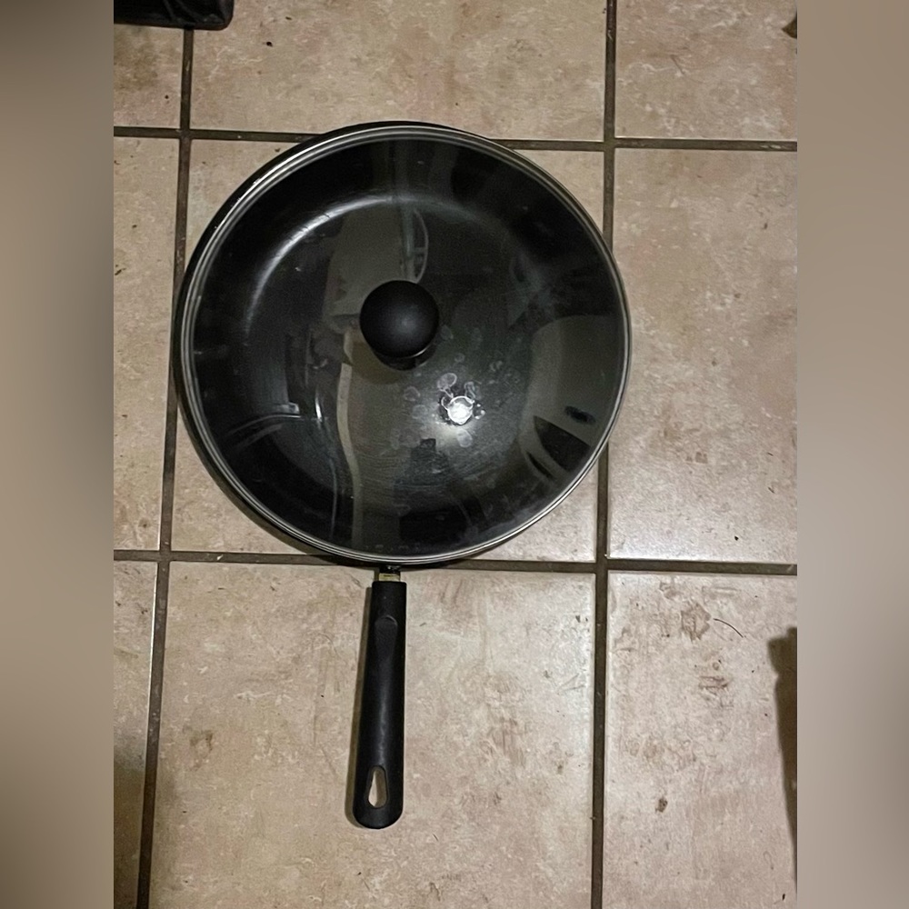 12 In Non-Stick Aluminum Frying   Pan with Glass Lid  Black Color